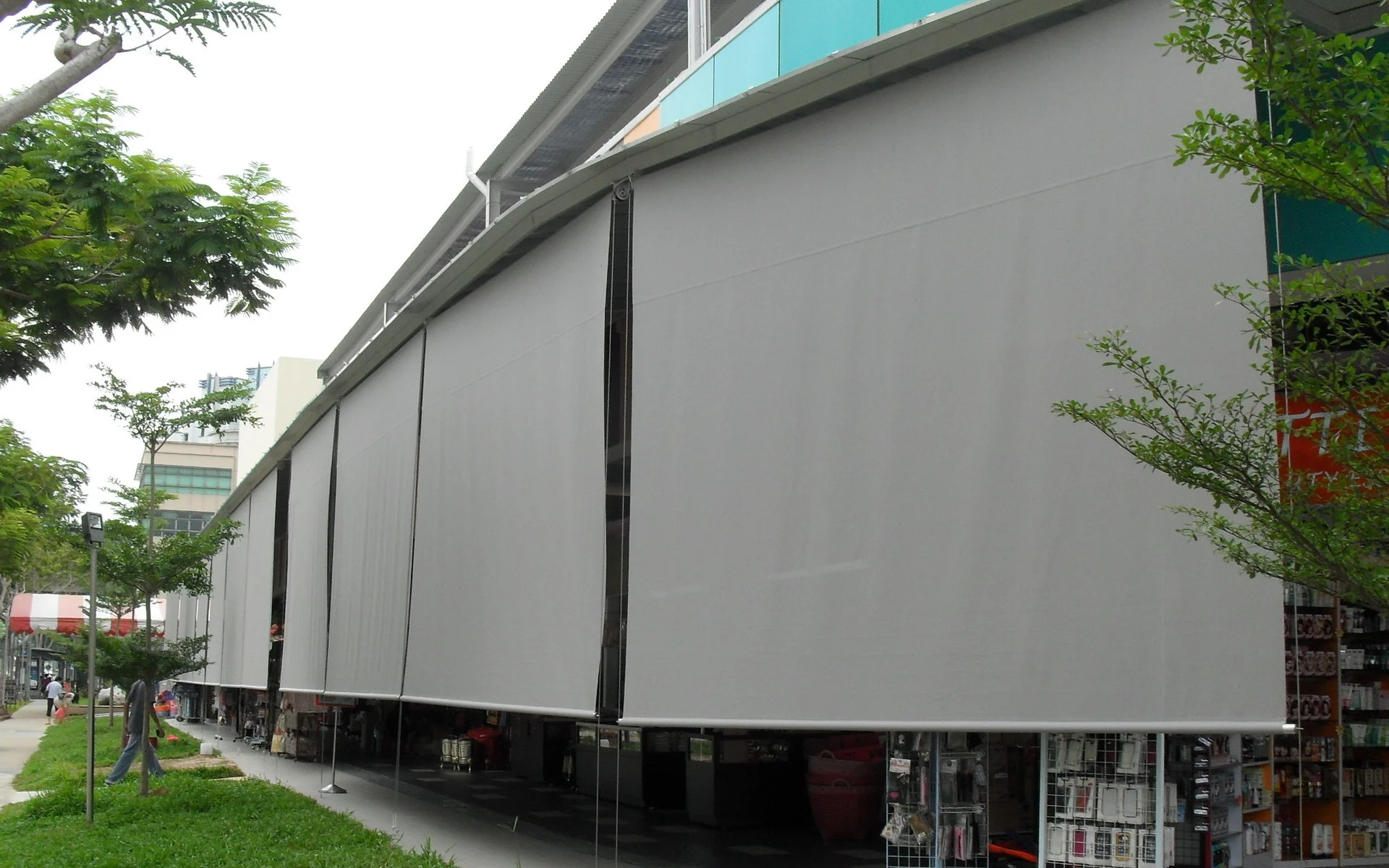 Outside Roller Shades in Singapore: How Francia’s Weatherproof Fabrics Handle Sun, Rain, and Wind
